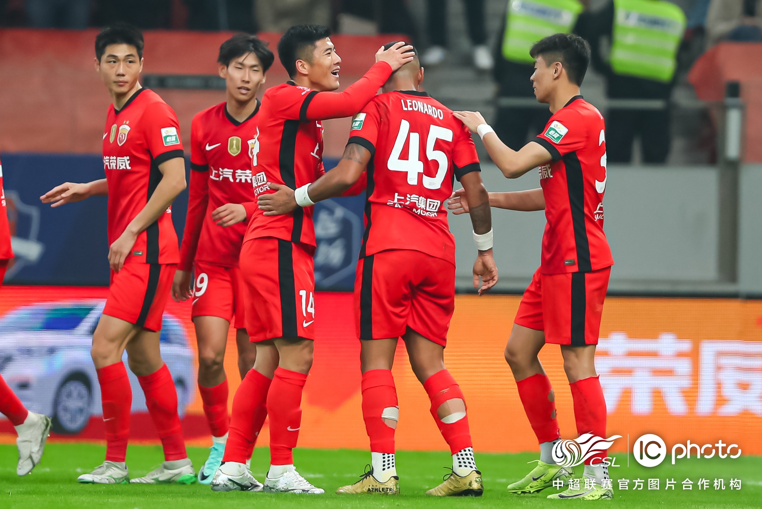 包含上海海港内部会议纪要流出:冲刺阶段调整名单,葡超使命明确,赛程密集仍需轮换的词条 包含上海海港内部会议纪要流出:冲刺阶段调整名单,葡超使命明确,赛程密集仍需轮换的词条